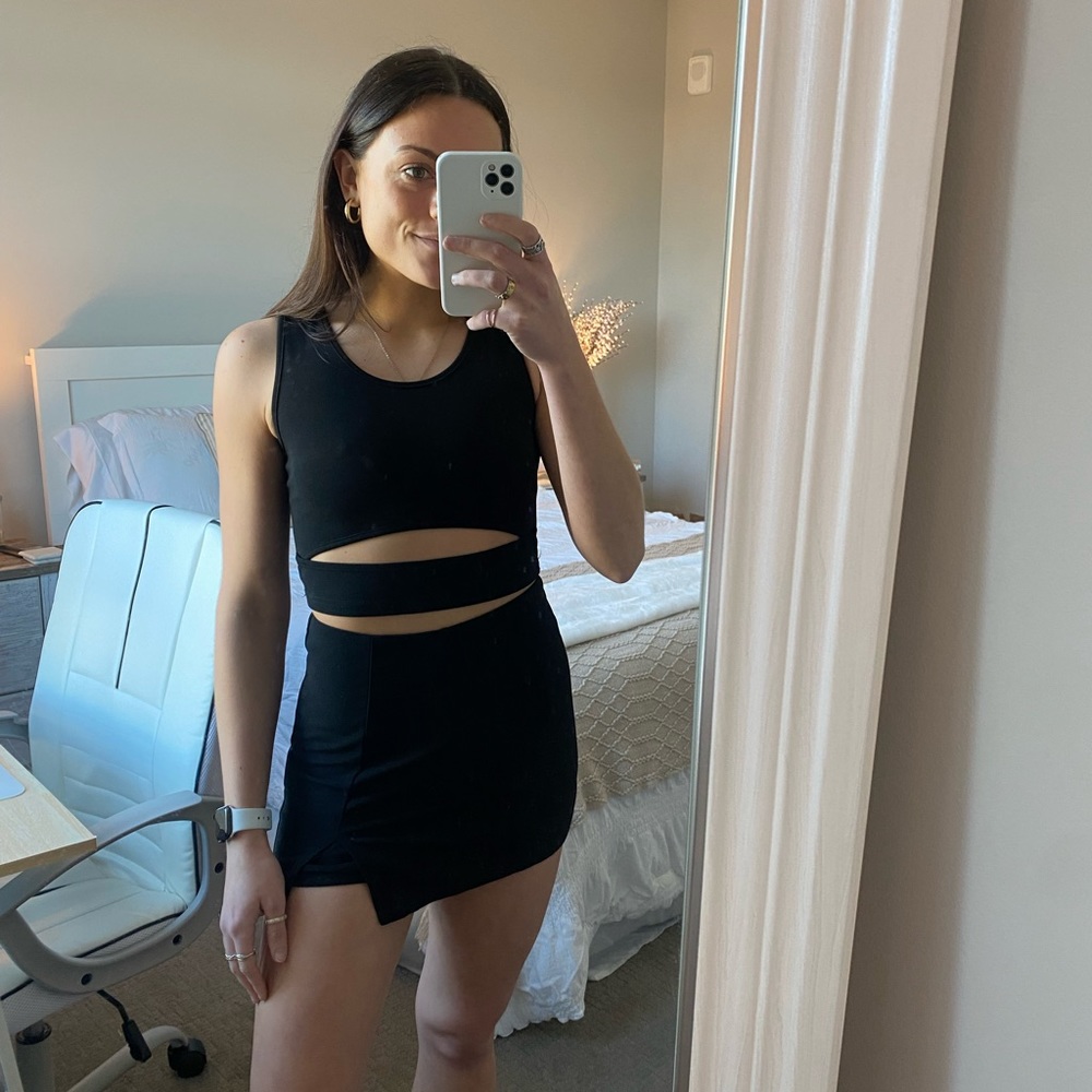 Black crop top with opening- Shein Size XS